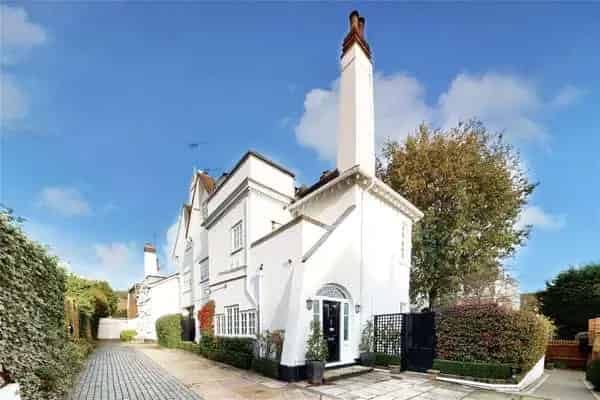 Spacious 3-Bed Apartment with Private Balcony and Communal Garden