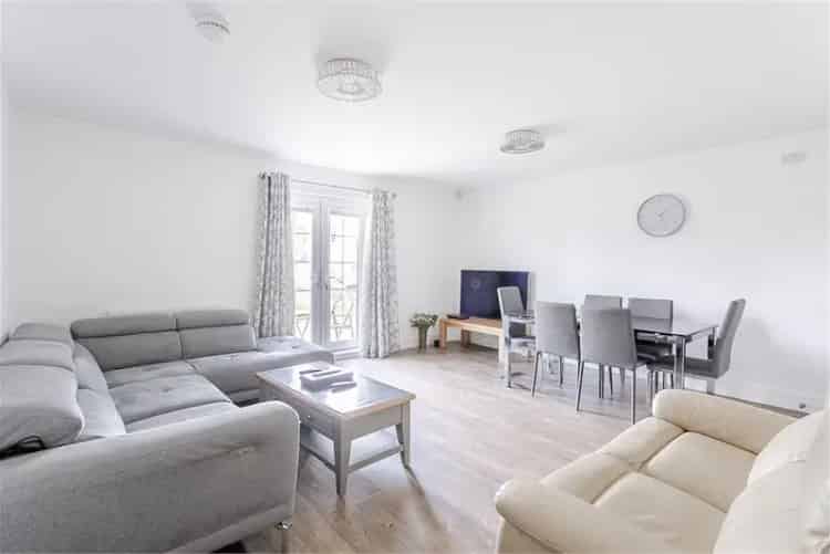 2 Bed Flat Roslin Private Garden Luxury Finish Ample Parking