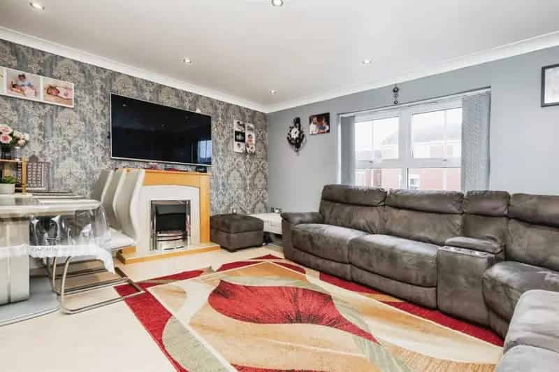 4 Bedroom Townhouse with Ensuite and Garden Near Train Station