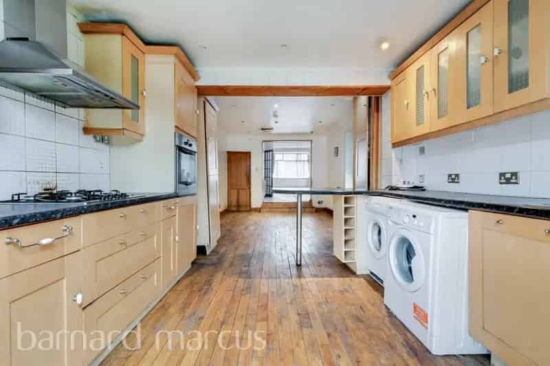 Spacious End of Terrace House Near Thornton Heath Station