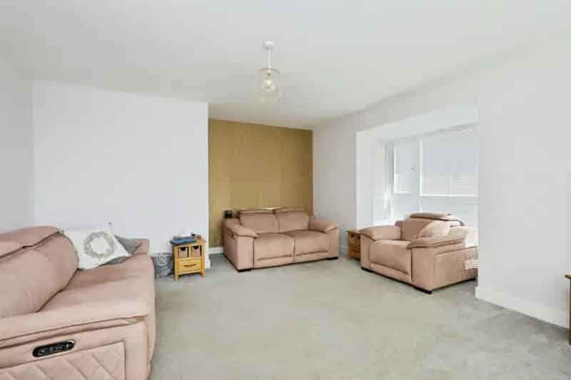 Four Bedroom Detached Family Home Modern Living Private Garden