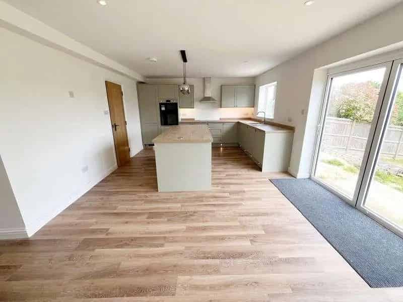 5 Bed Semi-Detached House For Sale