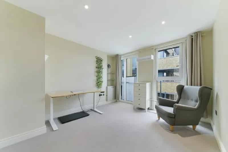 2 Bedroom 2 Bathroom Riverside Apartment with Balcony and Gym