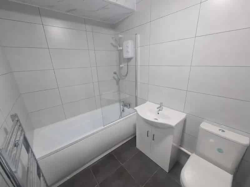 3 Bedroom House Available April Newly Refurbished