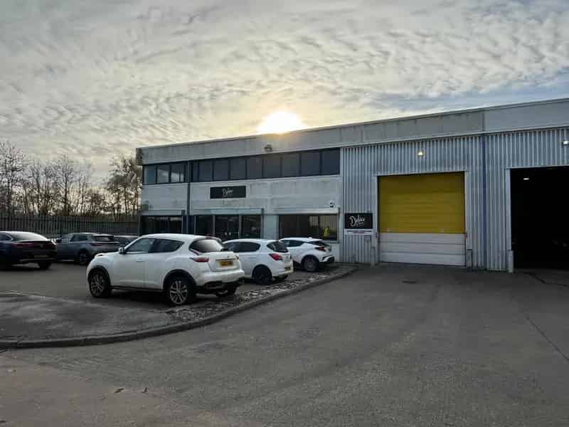 Modern Warehouse Premises with 17 Parking Spaces Near M8 Motorway
