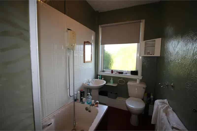 2 Bed Semi-Detached House with 2 Reception Rooms Near Town Centre