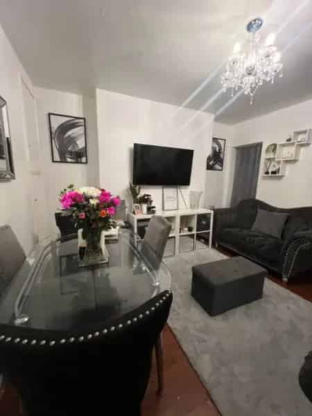 Two Double Bedroom Flat Near Tube Station and Train Station