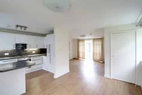 2 Bed Maisonette 57m² London - Garage - Near East Croydon Station