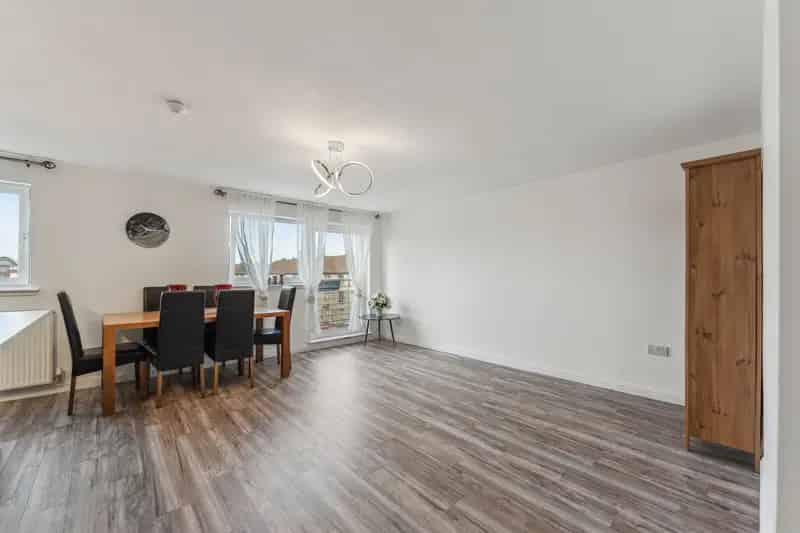 Modern 2-Bed Apartment Near Victoria Park Glasgow