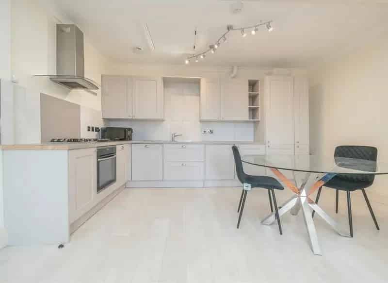 Spacious 3 Bed Top Floor Apartment with Roof Terrace