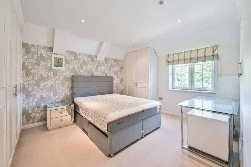 3 Bed Flat for Sale near Holders Hill