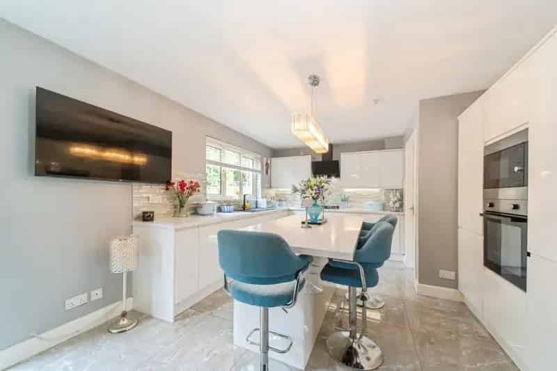 5 Bedroom Detached Home with Double Garage and Landscaped Gardens