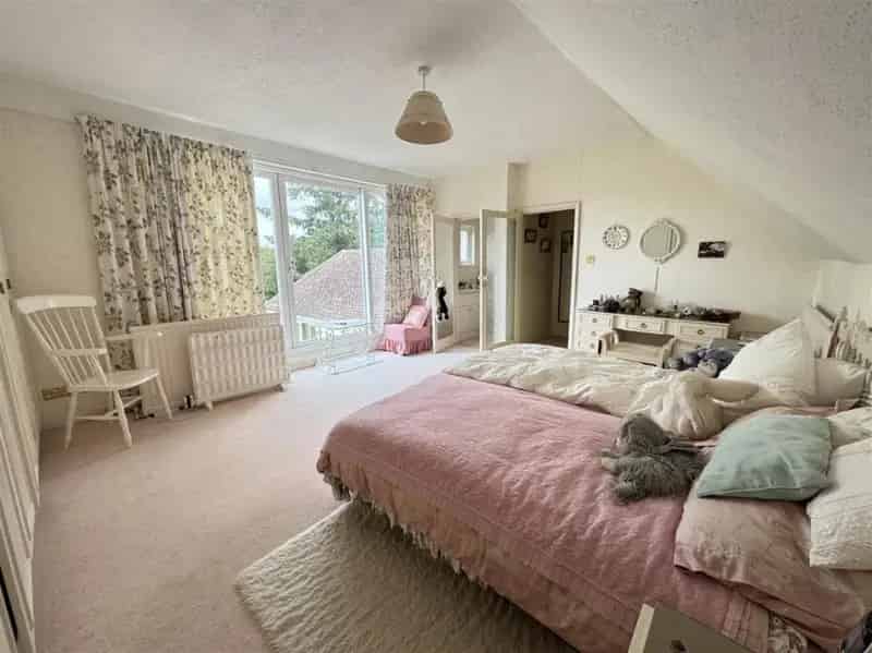 4 Bed Detached House with Extensive Outbuildings and Land