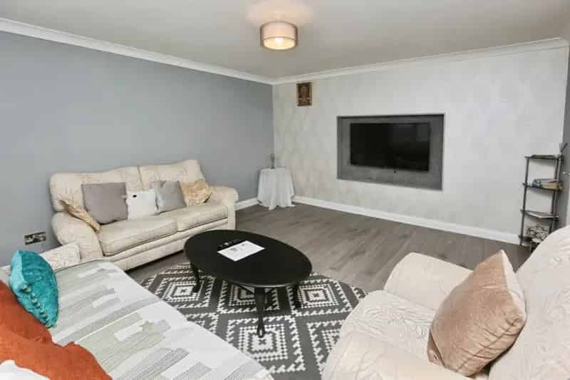 Three Four Bedroom Detached Family Home With Garage and Garden