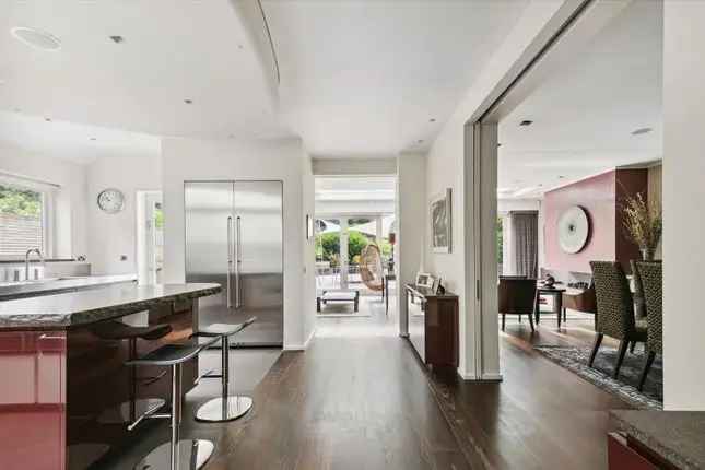 Luxury 4-Bedroom Detached House Chiswick Park Road