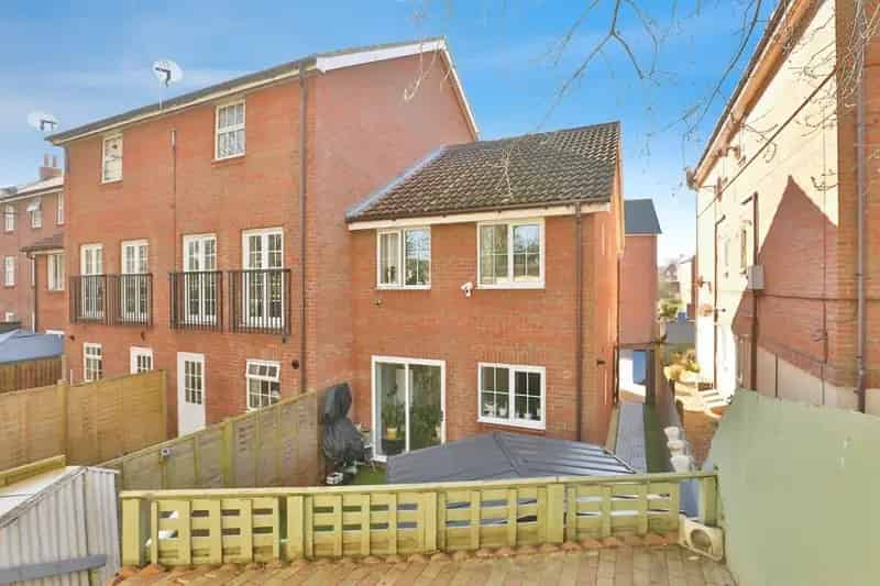 Three Bedroom End Terrace House Near Amenities