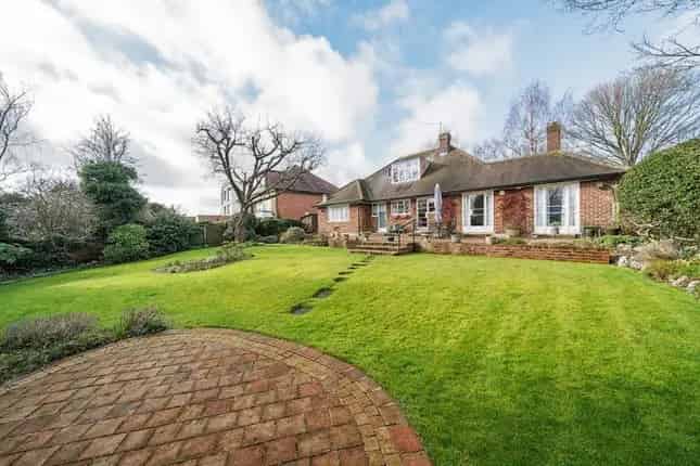 Detached Chalet Bungalow for Sale in Ealing W5
