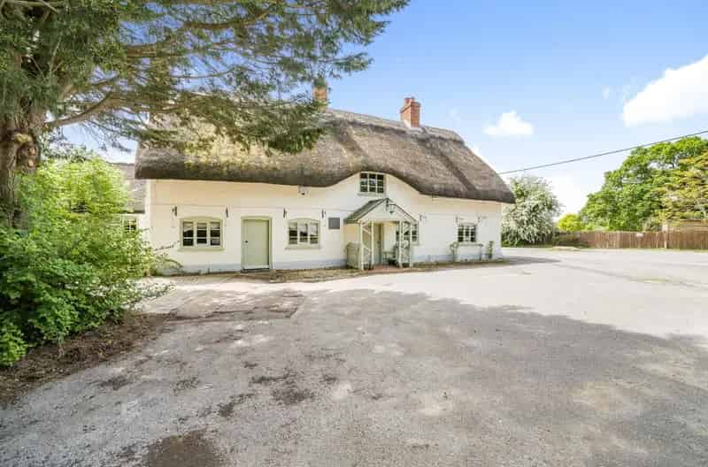 Character Pub with Apartment in Brimpton Common