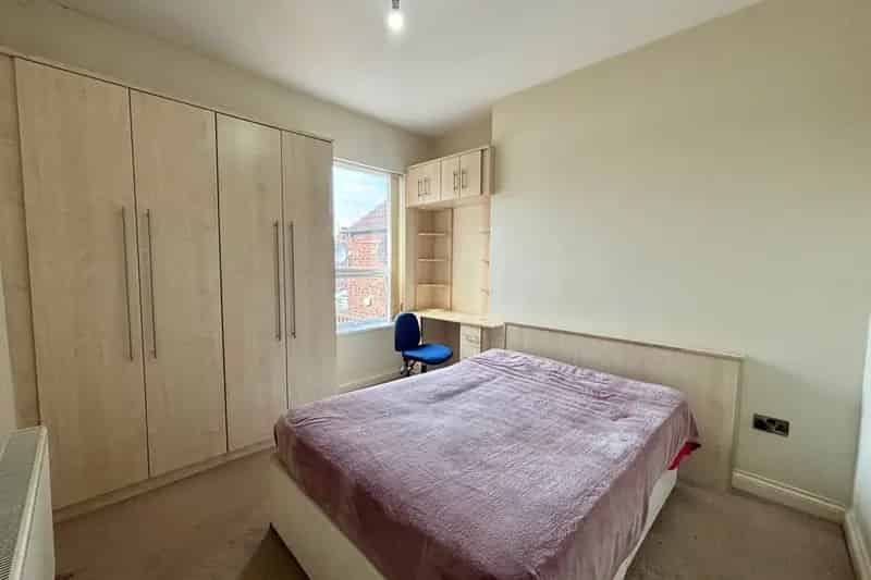 Spacious Furnished Maisonette Apartment - Two Double Bedrooms