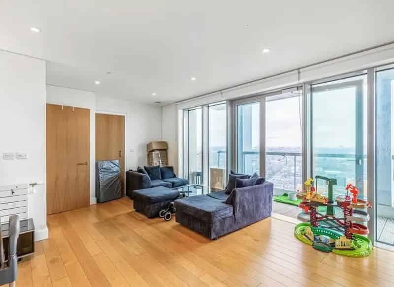 Canning Town 2-Bed Apartment Modern Open Plan Balcony