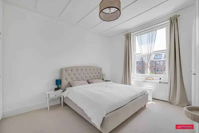 South Hampstead 3-Bed Apartment Stunning Communal Gardens Tennis Court
