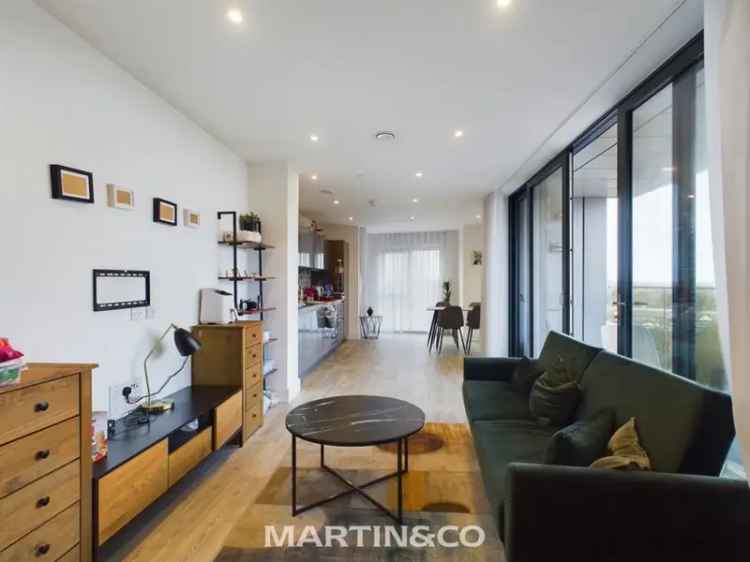 2 Bedroom Flat for Sale in Staines Town Centre