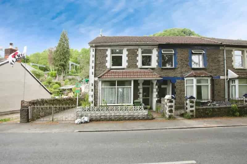 4 Bedroom End Terrace House For Sale