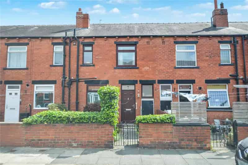 Spacious 3-Bed Terrace Near M62 and M1 Motorways
