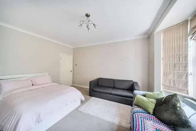 3 Bed Flat for Sale Hendon Golf Course View Chain Free