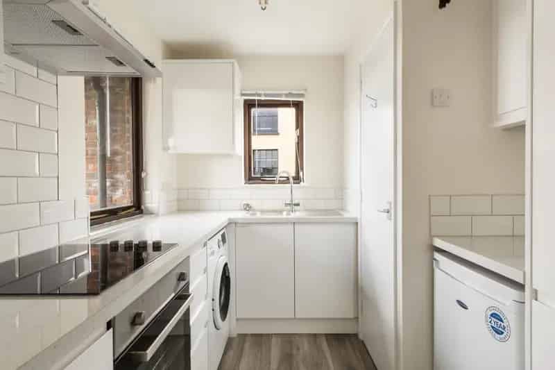 Studio Flat near Clifton Village  Allocated Parking Balcony