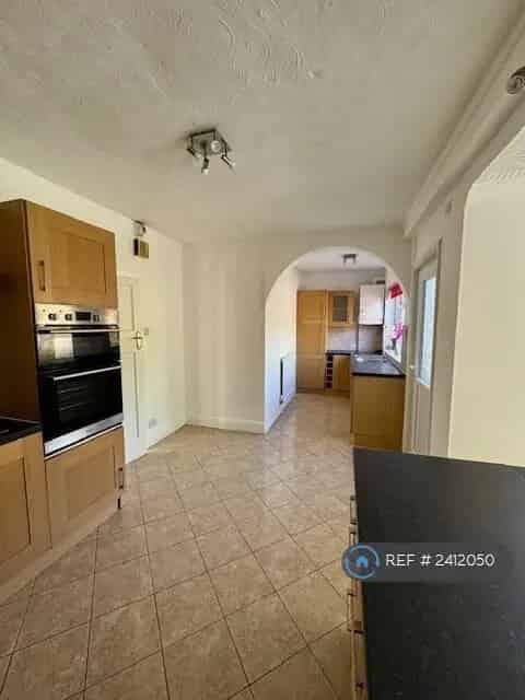 4 Bedroom Detached House Prime Location Family Home