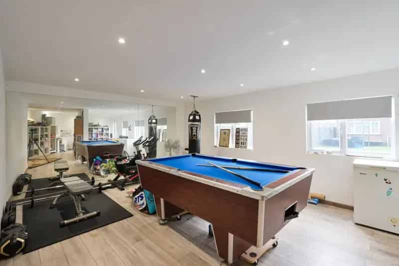 4 Bed House with 574 sq ft Outbuilding - Ideal for Families