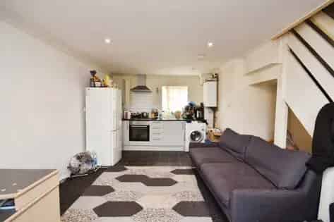 1 Bed Maisonette Cardiff 65m² Available Immediately