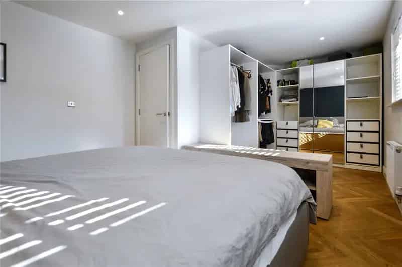 Stunning One Bedroom Apartment - Modern Renovation - Allocated Parking