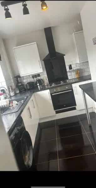 Large 3 Bed House with Massive Garden New Kitchen & Bathroom