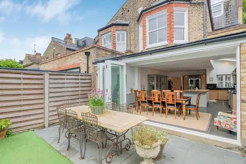 Spacious 5-Bedroom House with Private Garden Long Let