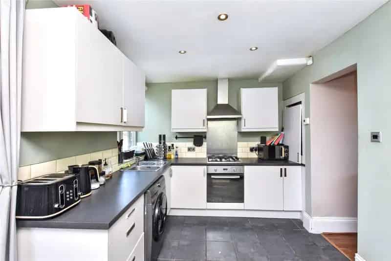 2 Bed Semi-Detached House with Garage and Parking