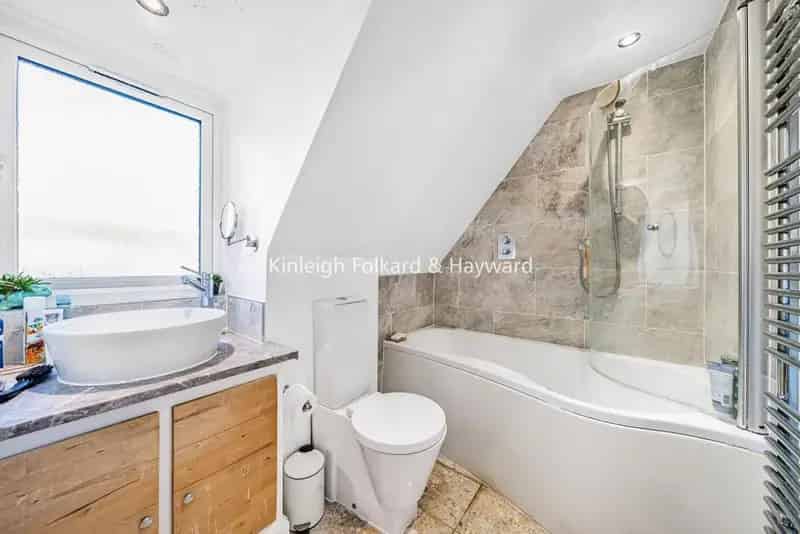 Bright 2-Bed Flat 650 Sq Ft Excellent Condition Dual Aspect Living Area