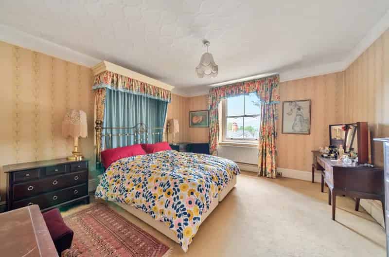 5 Bedroom Detached House with Coach House and Gardens