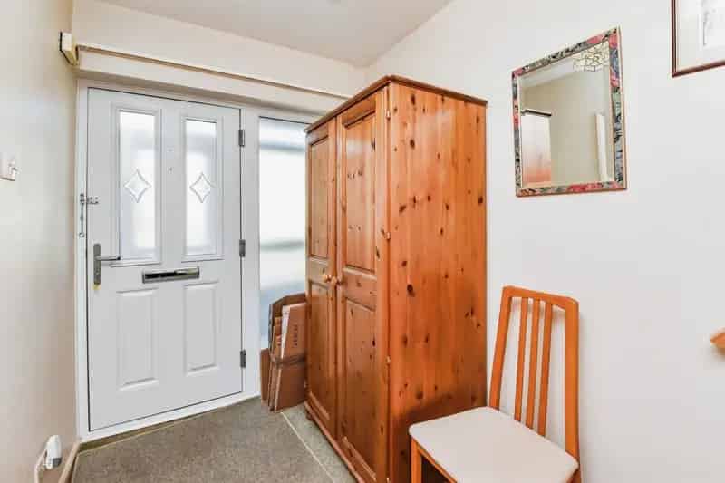 3 Bed House Large Garden Driveway Garage Ample Storage Family Home