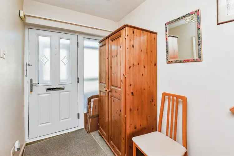 3 Bed House Large Garden Driveway Garage Ample Storage Family Home
