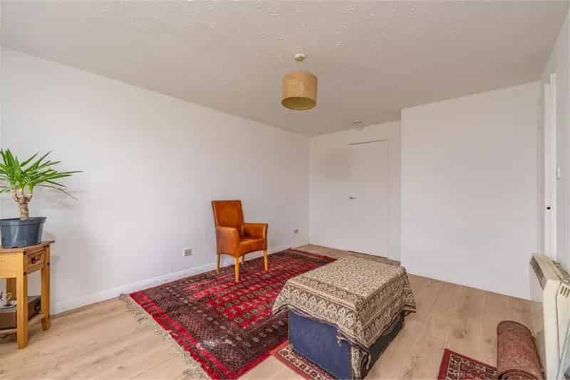 2 Bed Flat Easter Road Edinburgh Spacious 2nd Floor Apartment