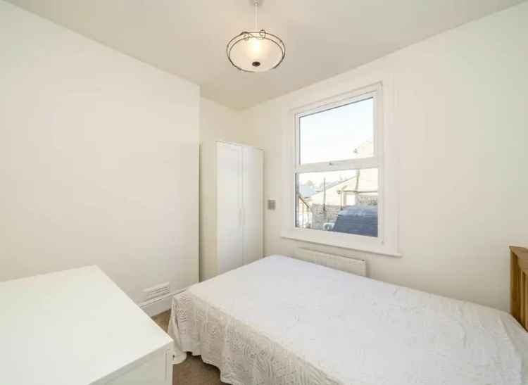 Flat For Sale in Sheen Road, London, England