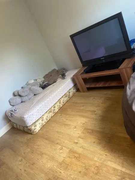 Flat For Rent in Bradford, England