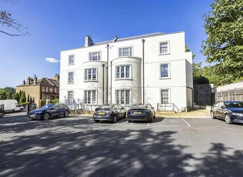 2 Bed Flat near Honor Oak Park  Secured Parking City Views
