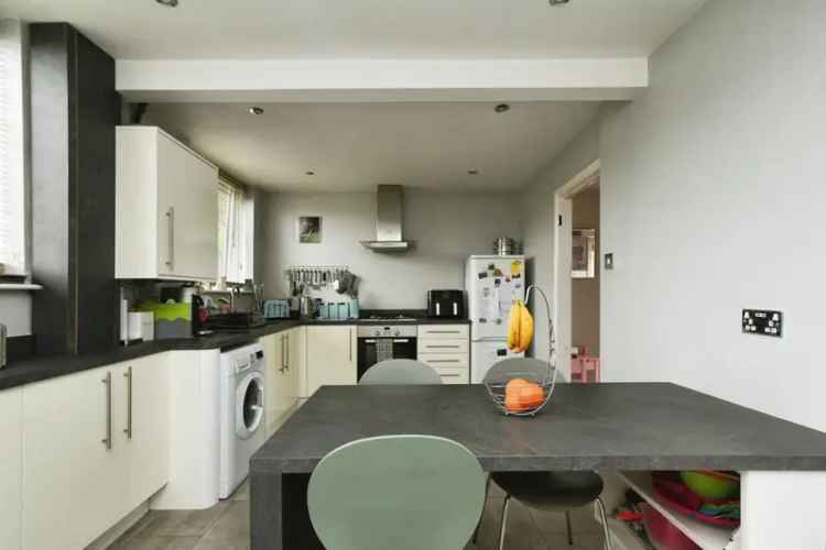 Semi Detached House 3 Bed Family Home Parking Garden