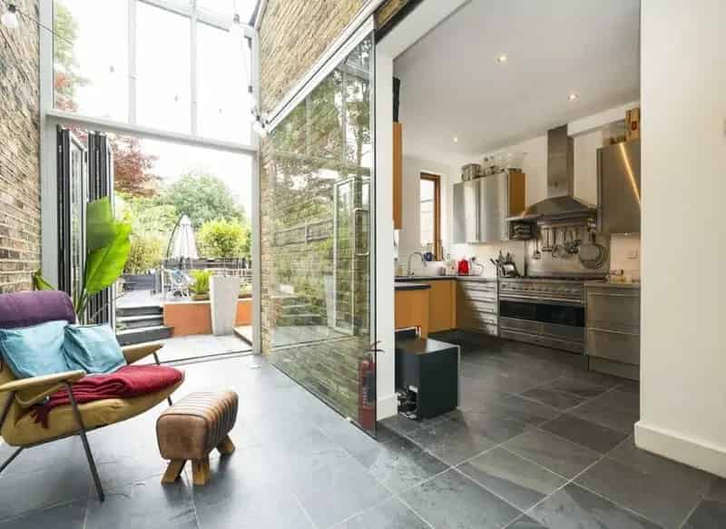 Four Double Bedroom Victorian House with Garden and Conservatory