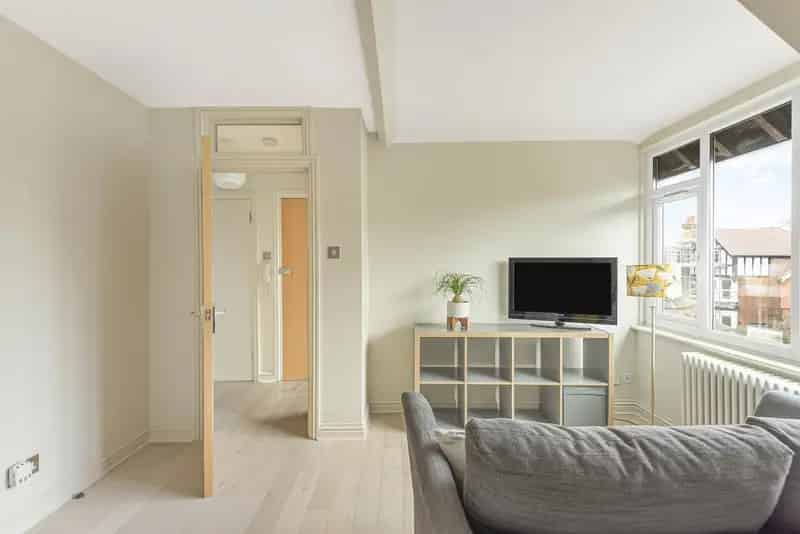 Two Bedroom Top Floor Flat near Bromley Town Centre