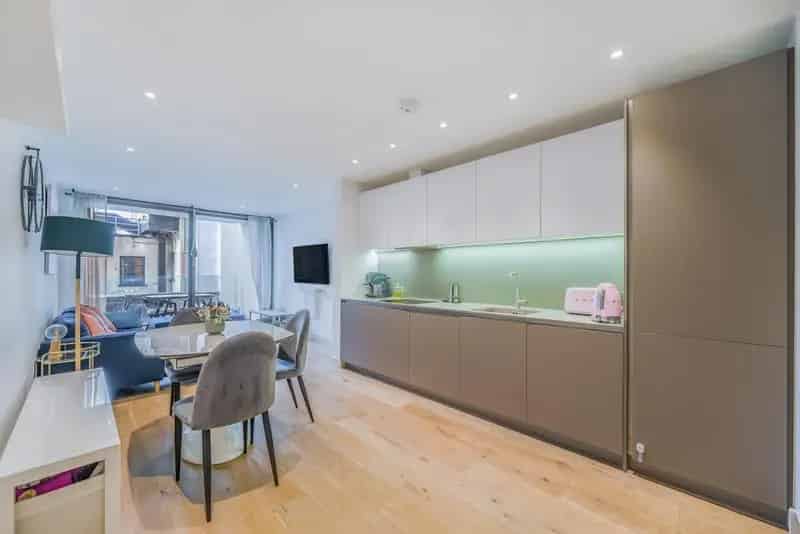 Spacious 2-Double Bedroom Executive Apartment with Balcony