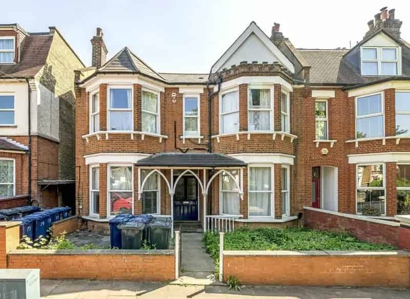 Spacious Studio Flat Near Acton Main Line Newly Renovated